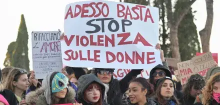 Violenza sulle donne, quando lo Stato non paga le spese legali: M5s propone il gratuito patrocinio anche in sede civile