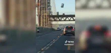 Bagno chimico precipita da una gru e si schianta sull’asfalto: paura tra gli automobilisti a Siviglia