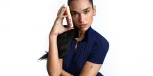 La skincare firmata Dua Lipa: creme, sieri e rossetti sono diventati la misura del successo delle star?