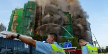 Incendio a Hong Kong, i morti salgono a 55. Tre arresti per omicidio colposo