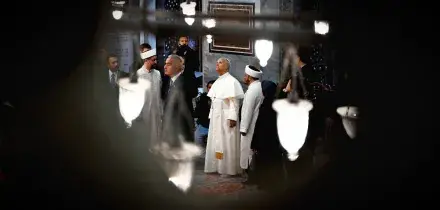 Il Papa scalzo nella moschea blu di Istanbul. Perché lo storico viaggio rivela la linea spirituale di Leone XIV