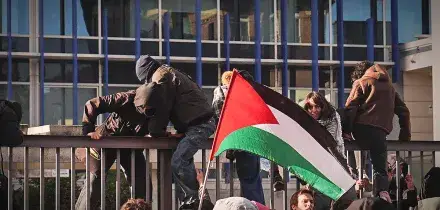 Assalto alla redazione della Stampa, cori Pro Pal tra devastazione e minacce: Foto. La condanna di Mattarella e Meloni