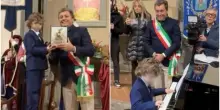 Raccolta fondi per Alessandro Gervasi, il bambino prodigio ospite a Sanremo 2025: in regalo un nuovo pianoforte. Il messaggio di Carlo Conti: “Diventerai ancora più bravo”