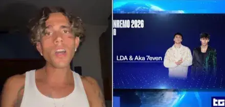 “Non mi ricordavo così”: Aka7even commenta la sua foto sbagliata apparsa al Tg1 durante l’annuncio dei Big di Sanremo 2026. Ecco da chi è stato “sostituito”