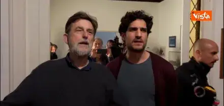 Nanni Moretti canta Achille Lauro con Jasmine Trinca, Louis Garrel e tutto il cast di Succederà questa notte – Video