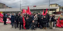 Cassiera aggredita e palpeggiata all’Esselunga a Firenze: protesta Cgil, i lavoratori scioperano fuori dal supermercato