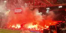 Inferno sulle tribune, interrotta la partita dell’Ajax: i tifosi lanciano decine di fuochi d’artificio in campo | Video