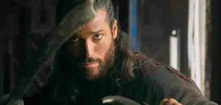 “È difficile che mi propongano ruoli diversi dal figo. La mia fidanzata? Può ritrovarsi sopraffatta dalle attenzioni, dai commenti sui social”: lo rivela Can Yaman