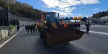 Ex Ilva, il video degli operai che bloccano l’autostrada a Genova: in corteo con la pala meccanica