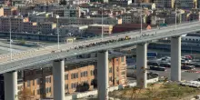 Ex Ilva, il corteo dei lavoratori sfila sul Ponte San Giorgio a Genova: il video della protesta