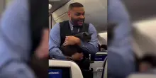 Gatto ruba la scena all’assistente di volo durante la dimostrazione per la sicurezza a bordo, poi miagola cercando il proprietario – Video