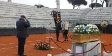 Nicola Pietrangeli, le immagini della camera ardente al Foro Italico. Il figlio Marco: “Il tennis italiano gli ha dato tanta soddisfazione, checché se ne dica”