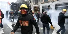Ilva, tensione al corteo di Genova: la polizia spara lacrimogeni sugli operai. Occupata la stazione di Brignole