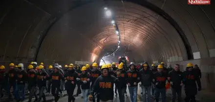 Il corteo degli operai Ilva a Genova, le tensioni con la polizia e la stazione occupata: “Non saremo complici del governo” | Video