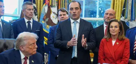 Trump: “Ridicoli gli standard auto voluti da Biden”. E la Casa Bianca alleggerisce i vincoli sulle emissioni