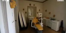 Sull&rsquo;isola degli orrori di Epstein, la villa e la stanza con l&rsquo;inquietante poltrona da dentista: i video inediti