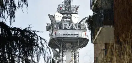 In vista del referendum del 22 e 23 marzo &ldquo;si sospende la possibilit&agrave; di partecipazione del personale Rai (giornalisti e non) a trasmissioni di Emittenti concorrenti&rdquo;: la circolare e le reazioni