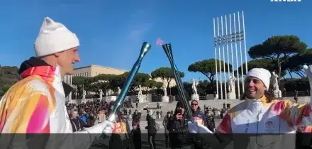 Milano-Cortina, il momento in cui Achille Polonara riceve la fiamma olimpica: “È una grande emozione anche essere in piedi”