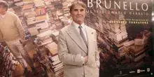 Brunello Cucinelli “visionario garbato” nel nuovo film di Tornatore: dall’infanzia in campagna ai pomeriggi a giocare a carte al bar, la vita e la storia del “re del cachemire”