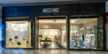 Il gruppo che controlla Moschino e Alberta Ferretti licenzia 221 persone: “Rischio che perdano il lavoro a Natale”
