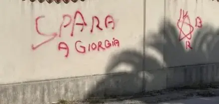 Minacce alla premier Meloni, scritta “Spara a Giorgia” e accanto la stella a cinque punte delle Brigate rosse