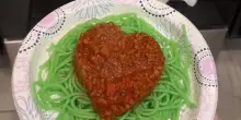 Spaghetti Grinch, la nuova moda culinaria di Natale spopola su Tiktok: la pasta verde diventa virale sul web