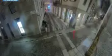 Lo aggrediscono e gli rubano l&rsquo;orologio da 25mila euro in centro a Milano: quattro giovani in carcere &ndash; Video