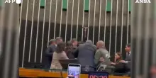 Il Parlamento brasiliano approva la legge che riduce la pena a Bolsonaro: il video della tensione tra deputati
