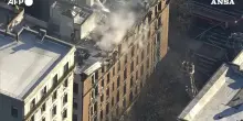 Incendio devasta edificio di sei piani a New York: il video dall’alto da Manhattan