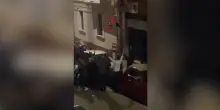 Militanti di Casapound urlano “dove sono gli antifascisti?”. E una donna risponde: “Qui, io lo sono”. Il video