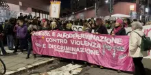 Ragazza violentata fuori dalla metro, flash mob e corteo a Roma: “Strade buie invito alla violenza” – Video