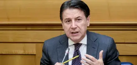 Il M5s lancia il Patto generazionale: 15mila euro a chi compie 18 anni, abbonamento unico nazionale per i trasporti e voto ai 16enni