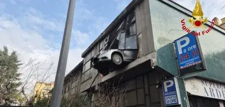 Sfonda la parete con l’auto e resta sospeso a otto metri di altezza: 84enne sotto shock ma illeso