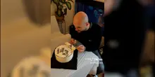 &ldquo;Non me l&rsquo;aspettavo&rdquo;: influencer nasconde il regalo di compleanno in una torta. La rivelazione divide i social &ndash; Video
