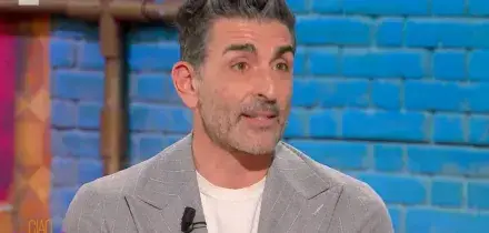 “Il giorno del funerale di mia madre sono andato in scena a Ballando con le stelle. Dentro ti senti strappare tutto. Non è stato facile”: così Simone Di Pasquale