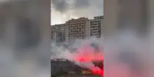Petardi, auto in fiamme e lanci di bottiglie: scontri tra tifoserie prima di Genoa-Inter. Il video