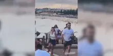 Gli spari, la fuga delle persone dalla spiaggia e i corpi stesi a terra: i video della strage a Bondi Beach