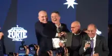 Renzi litiga con Casellati sul palco di Atreju: Crosetto lo porta via di peso tra le risate – Video