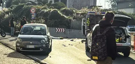 Scontro tra scooter con due studenti e un&rsquo;auto: muore 16enne e gravissimo 17enne