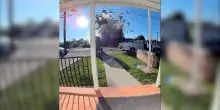 Casa salta in aria improvvisamente e viene distrutta: la telecamera del campanello del vicino cattura il momento dell&rsquo;esplosione &ndash; Video