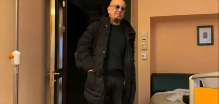 &ldquo;Evito la foto dal letto d&rsquo;ospedale, ora inizia il silenzio&rdquo;: Enrico Ruggeri si mostra sui social dopo l&rsquo;operazione per un polipo alla gola