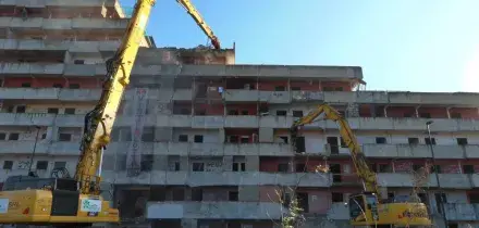 Gi&ugrave; la Vela Rossa di Scampia, iniziati i lavori per l&rsquo;abbattimento &ndash; Video