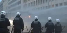 Protesta trattori a Bruxelles, la polizia blocca gli agricoltori e aziona gli idranti &ndash; Video