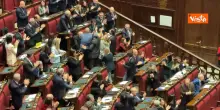 Bignami alle opposizioni: &ldquo;Vi vergognate di essere italiani&rdquo;. Bagarre alla Camera e urla ironiche: &ldquo;Foti, Foti&rdquo; &ndash; Video