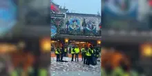 Cartacce e rifiuti a terra: caos a Disneyland Paris. La protesta del personale delle pulizie sorprende i visitatori