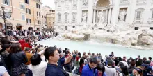 La Fontana di Trevi diventa ufficialmente a pagamento: boom di biglietti nel giorno dell&rsquo;inaugurazione. Quanto costa il ticket e dove acquistarlo &ndash; IL VIDEO