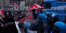 Scontri al corteo per Askatasuna, la polizia blocca i manifestanti con i manganelli: le immagini