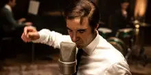 Monsieur Aznavour, il biopic che &egrave; un monumento mite a una leggenda della Francia