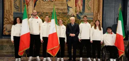 Milano-Cortina 2026, Mattarella consegna il tricolore ai portabandiera: &ldquo;Contento di vedere Brignone&rdquo;. E lei: &ldquo;Essere qui non &egrave; stato scontato&rdquo;
