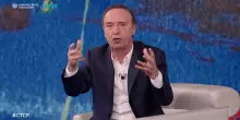 &ldquo;Lo sai che ci sono dei geni che fabbricano armi invece di essere impiegati per la nostra felicit&agrave;? &Egrave; un&rsquo;indecenza, &egrave; una cosa orribile la guerra&rdquo;: lo show di Roberto Benigni da Fazio